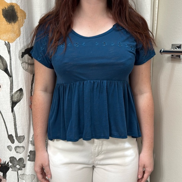 American Eagle Outfitters Tops - Women’s American Eagle blue boho short sleeve eyelet ruffle waist top. Size S